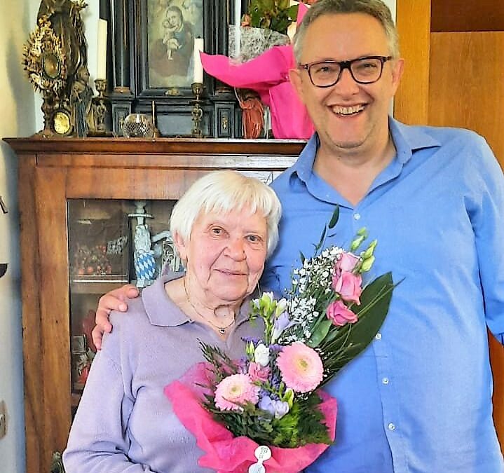 Herzlichen Glückwunsch zum 90igsten Geburtstag! Paula Holzer