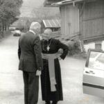 Bgm Josef Goller begrüßt Bischof Dr. Reinhold Stecher Gemeinde Amlach - Kirchenvisitierung Mai 1985