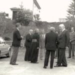 Bischof Dr. Stecher begrüßt den Gemeinde- und Pfarrkirchenrat Gemeinde Amlach - Kirchenvisitierung Mai 1985