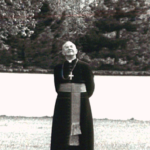 Dr. Stecher besichtigt das Äußere der Kirche Gemeinde Amlach - Kirchenvisitierung Mai 1985